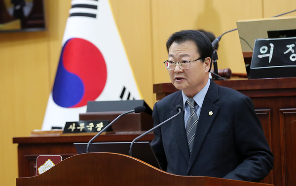 석유화학단지 주변지역 지원법’ 촉구 건의안을 발표하는 김용경 서산시의회 의원