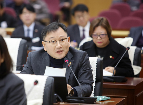 제311회 서산시의회 임시회 제2차 본회의에서 문수기 서산시의회 의원이 발언하고 있다. 