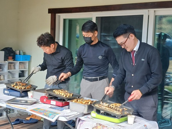 ㈜국풍(사장 이영애)은 중증장애인들을 위해 장어를 제공했다.